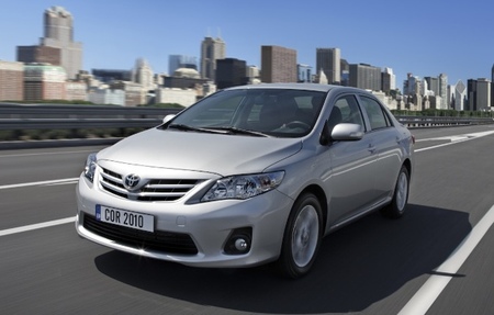 Toyota Corolla sedán gris plata