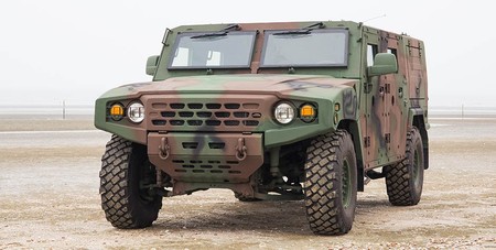 Esta bestia parda es un Kia, lo creas o no: se llama Light Tactical Vehicle y es el Humvee coreano