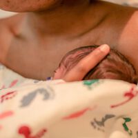 Piel con piel nada más nacer antes que la incubadora: las nuevas recomendaciones de la OMS para los bebés prematuros