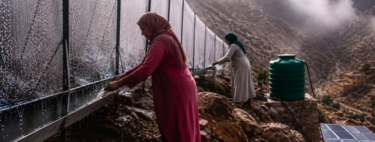 Com o desaparecimento das aldeias e o avanço do deserto, as mulheres em Marrocos escalam montanhas para capturar a neblina e transformá-la em água potável 