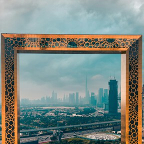 Mientras los influencers huyen de Dubái, la ciudad construye su nuevo reclamo: una calle pavimentada con oro 