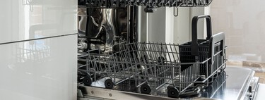 "Nunca uses desatascadores químicos". Expertos de Balay explican qué hacer si ves agua estancada en el fondo de tu lavavajillas 