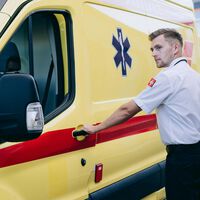 Sancionan con 45 días de empleo y sueldo a un trabajador de urgencias por dejar su puesto e irse con una ambulancia a las casetas del recinto ferial 