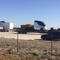 Este podría ser el nuevo camión de Tesla, aunque no estamos todavía del todo seguros 