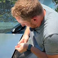 "Me cagué". Tesla actualiza la Cybertruck con un algoritmo para que su maletero no corte zanahorias. Un youtuber casi se queda sin un dedo por probarlo