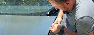 "Me cagué". Tesla actualiza la Cybertruck con un algoritmo para que su maletero no corte zanahorias. Un youtuber casi se queda sin un dedo por probarlo