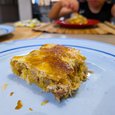Esta empanada está hecha con restos de cocido: es mucho más fácil para aprovechar las sobras que hacer croquetas