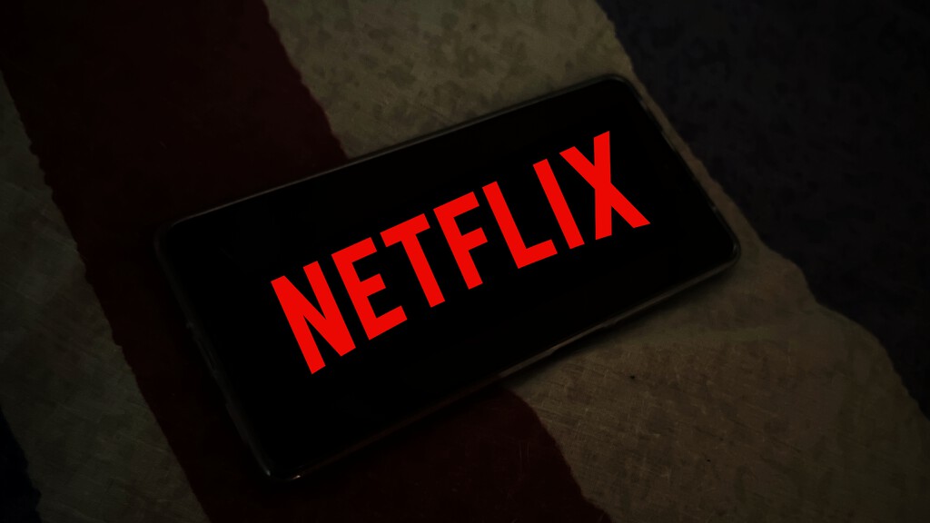 Netflix quiere ser el lobo que impida compartir cuentas. La realidad es que se siguen compartiendo y a Netflix no le preocupa 