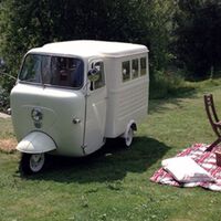 Una Lambretta de tres ruedas convertida en micro camper con alma de tuk tuk: la genialidad de un artesano que transformó chatarra oxidada en pura fantasía
