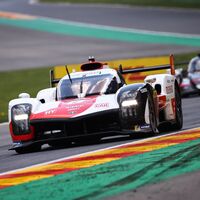 El Toyota #8 suda para ganarle a Alpine la primera carrera de la historia de los hiperdeportivos
