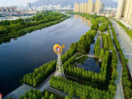 Parque Yongning, na cidade de Taizhou, na China, parque alagável que substituiu barreiras de concreto nas margens do rio — Foto: Turenscape/Divulgação
