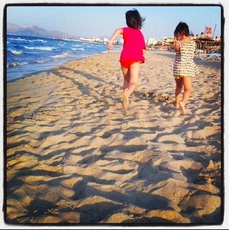 Caminar descalzos por la arena: experiencia, aprendizaje y salud para bebés y niños