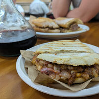 En solo diez años, esta taberna se ha convertido en el templo del almuerzo de Barcelona con un suculento bocata distinto cada día