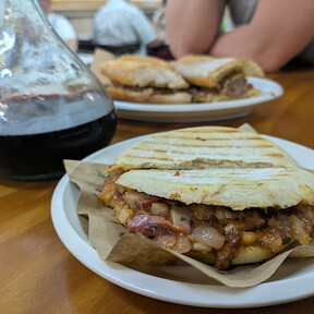 Esta bodega se hizo famosa por hacer un bocadillo distinto cada día, pero acabó creando alguno de los entrepans más emblemáticos de Barcelona 