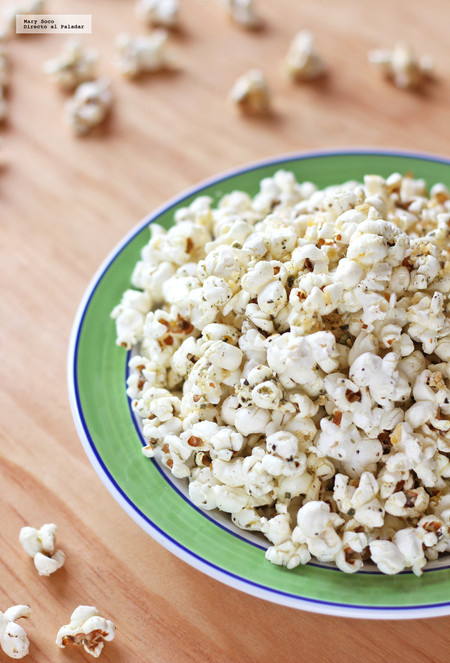 Palomitas de maíz con finas hierbas y queso parmesano. Receta