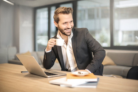 Uno de cada tres empleados ha mantenido una relación sentimental en el trabajo, ¿cómo afecta al ambiente laboral?