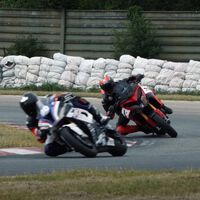 Cómo dar caña a unas superbikes con una trail en unas tandas de circuito: siendo piloto de MotoGP