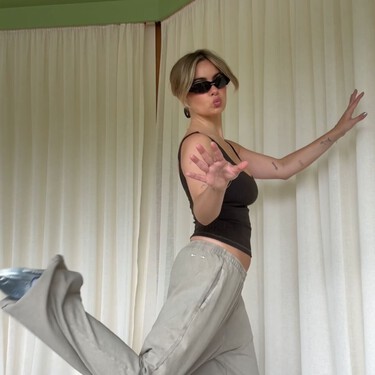 Parecen unas bailarinas de ballet pero son las nuevas Adidas con tiras en color nata que mejor quedan con faldas midi