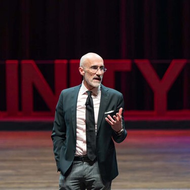"No hay suficiente amor en la vida real" según Arthur Brooks porque la tecnología nos ha separado como un huracán