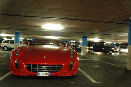 Cosas que sólo pasan en Ginebra: Ferrari GG50 en un párking