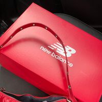 New Balance sorprende rebajando a mitad de precio sus zapatillas estilo retro más cómodas para caminar este verano  