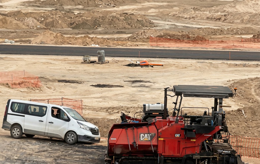 Cuatro obreros quisieron acabar la jornada en las obras del nuevo circuito F1 de Madrid con una vuelta rápida en furgoneta. Han acabado estrellados