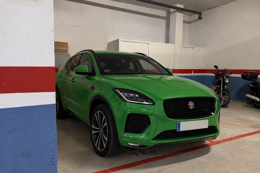Suv Verde En Garaje Subterraneo