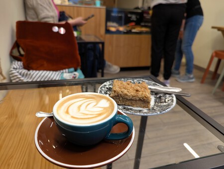 Un café con leche y un crumble de manzana vegano.