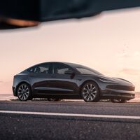 Conducía dormido con el piloto automático de su Tesla activado. La policía no logró despertarlo, pero consiguieron el truco para que el propio Autopilot detuviera el auto