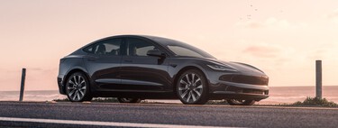 Conducía dormido con el piloto automático de su Tesla activado. La policía no logró despertarlo, pero consiguieron el truco para que el propio Autopilot detuviera el auto