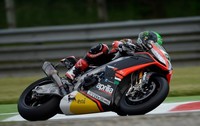Superbikes Italia 2013: Eugene Laverty se lleva la segunda carrera con un pódium polémico