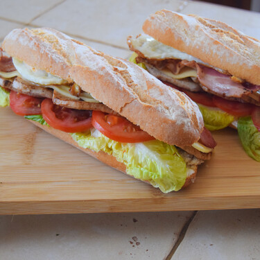Chivito valenciano, el delicioso bocadillo clásico de los almuerzos que lo tiene todo 