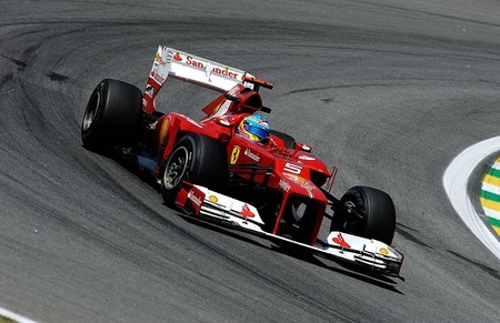 Fernando Alonso pone cara de póker ante el último asalto