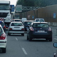 Carriles antiatascos: qué tipos hay y cómo se debe circular por ellos para evitar una multa