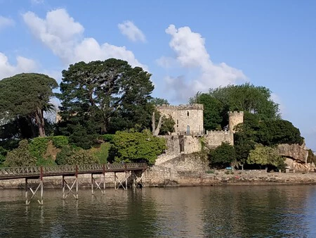 El Refugio Gallego De Richard Gere Y Alejandra Silva Un Pueblo Con Un Castillo Del Siglo Xvi Playas Salvajes Y Mejillones De Primera