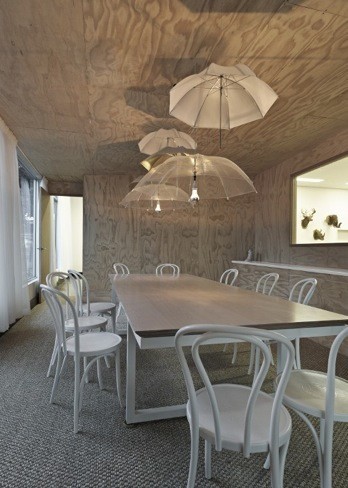 Hazlo tú mismo: utiliza paraguas como lámparas 