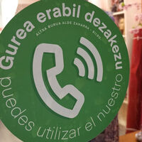 Nadie quiere a su hijo pequeño en la calle sin móvil. Hay tiendas en Bilbao que los prestan a todo el que lo necesita