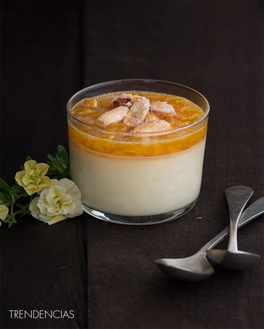 Pannacotta con melocotones y almendras caramelizados. Receta para quedar bien