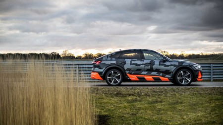 Audi E-Tron S lateral