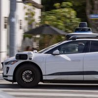 Otro coche autónomo queda en ridículo: un robotaxi no paraba de dar vueltas en un estacionamiento y su pasajero casi pierde un vuelo porque no podía bajar