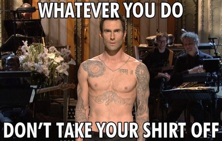 Adam Levine sabe la fórmula del éxito: quítate la camiseta hagas lo que hagas, ¿o no?