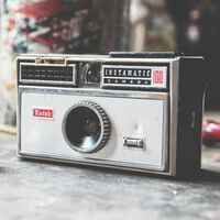 Las cámaras digitales antiguas no son una moda pasajera, sino una declaración artística que reivindica una época sin IA