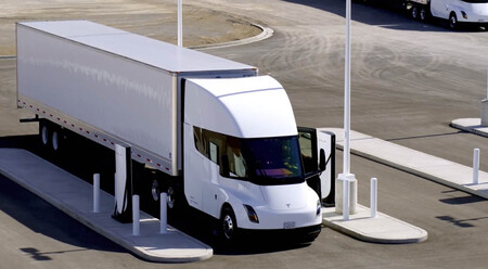 Tesla Semi cargando