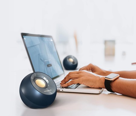 Los nuevos altavoces Pebble V2 de Creative llegan con la misma forma esférica que sus antecesores pero con el doble de potencia