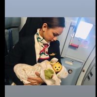 Una azafata amamanta al bebé de una pasajera en pleno vuelo y su gesto de generosidad se hace viral