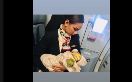 Una azafata amamanta al bebé de una pasajera en pleno vuelo y su gesto de generosidad se hace viral