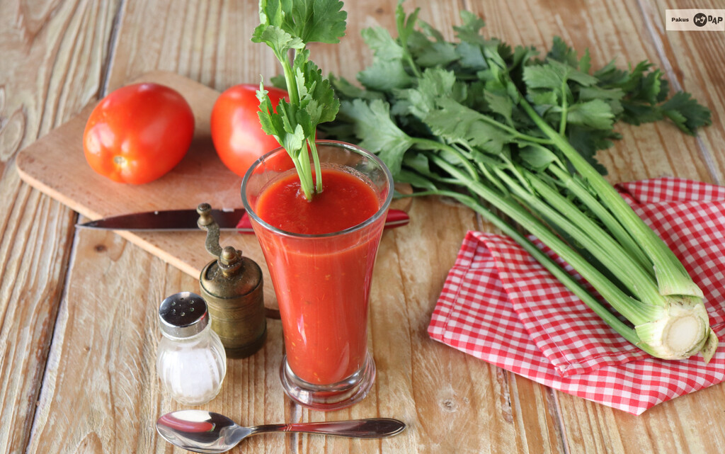 Cómo hacer zumo o jugo de tomate casero, la receta más sencilla