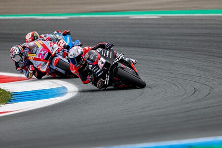 Aleix Espargaro Sufre Una Fractura De Su Talon Derecho 003