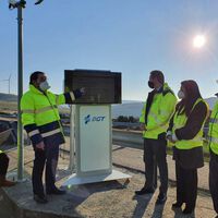 La DGT estrena en Galicia una nueva baliza inteligente para evitar siniestros viales causados por la niebla