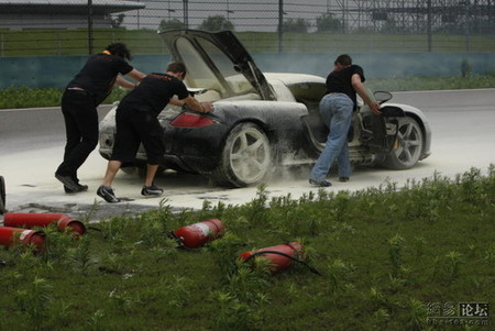 Porsche Carrera GT ardiendo en Shangai